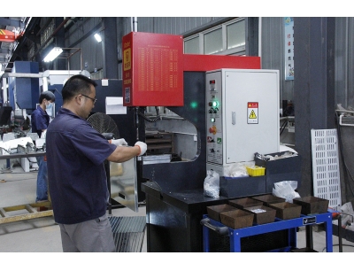 数控双杠压铆机